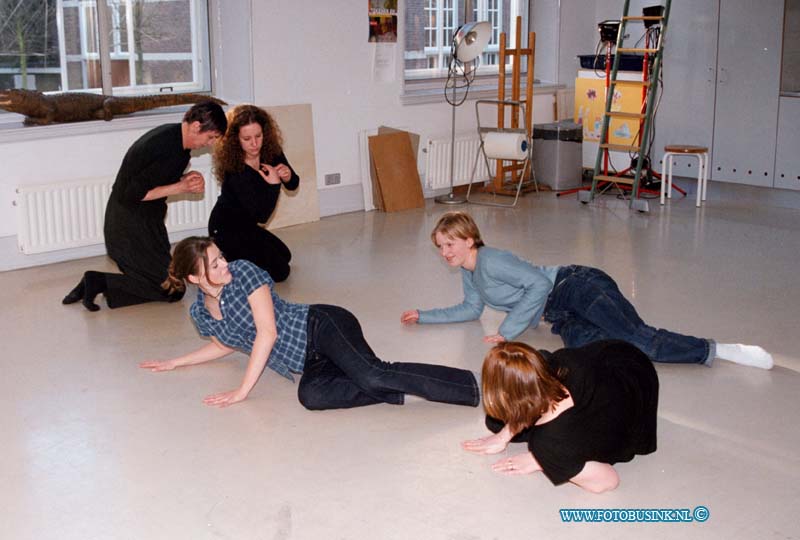 99013004.jpg - DE DORDTENAAR :DORDRECHT:30-01-1999:BERCKEPOORT VOORSTRAAT 220 DORDRECHT THEATERSCHOLENFESTIVAL MET WORKSHOPS DANSEN.Deze digitale foto blijft eigendom van FOTOPERSBURO BUSINK. Wij hanteren de voorwaarden van het N.V.F. en N.V.J. Gebruik van deze foto impliceert dat u bekend bent  en akkoord gaat met deze voorwaarden bij publicatie.EB/ETIENNE BUSINK