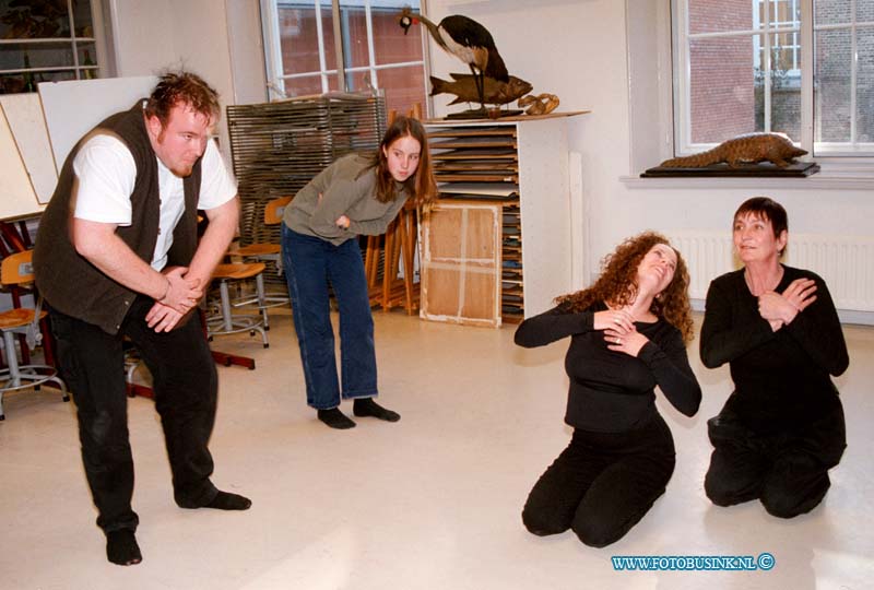 99013005.jpg - DE DORDTENAAR :DORDRECHT:30-01-1999:BERCKEPOORT VOORSTRAAT 220 DORDRECHT THEATERSCHOLENFESTIVAL MET WORKSHOPS DANSEN.Deze digitale foto blijft eigendom van FOTOPERSBURO BUSINK. Wij hanteren de voorwaarden van het N.V.F. en N.V.J. Gebruik van deze foto impliceert dat u bekend bent  en akkoord gaat met deze voorwaarden bij publicatie.EB/ETIENNE BUSINK