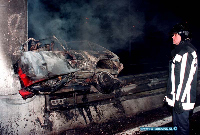 99013102.jpg - DE STEM VAN DORDT :DORDRECHT:31-01-1999:AUTO RAMT INGANG TUNNELWAND DRECHTTUNNEL  RW A16 RICHTING ROTTERDAM T/H VAN DORDRECHT DE AUTO HEEFT ONGEVEER 500 METER OVER DE VANGRIEEL GEREDEN EN IS OP DE TUNNELWAND TOT STILSTAND GEKOMEN DE AUTO BRANDE GEHEEL UIT EN DE BESTUURDER  IS OMGEKOMEN DOOR VERBRANDING.DE RW A16 WAS DE GEHELE NACHT AFGSLOTEN VOOR VERKEER EN WERDT OMGELEID VIA DE RONDWEG N3 PAPENDRECHT.Deze digitale foto blijft eigendom van FOTOPERSBURO BUSINK. Wij hanteren de voorwaarden van het N.V.F. en N.V.J. Gebruik van deze foto impliceert dat u bekend bent  en akkoord gaat met deze voorwaarden bij publicatie.EB/ETIENNE BUSINK