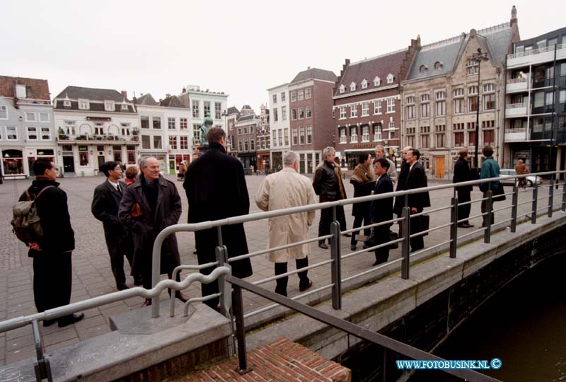 99020201.jpg - DE STEM VAN DORDT :DORDRECHT:02-01-1999:CHINNESE MENSEN OP BEzOEK BIJ DE GEMEENTE DORDRECHT  ZE BEKIJKEN DE STAD SCHEFFERSPLEIN.Deze digitale foto blijft eigendom van FOTOPERSBURO BUSINK. Wij hanteren de voorwaarden van het N.V.F. en N.V.J. Gebruik van deze foto impliceert dat u bekend bent  en akkoord gaat met deze voorwaarden bij publicatie.EB/ETIENNE BUSINK