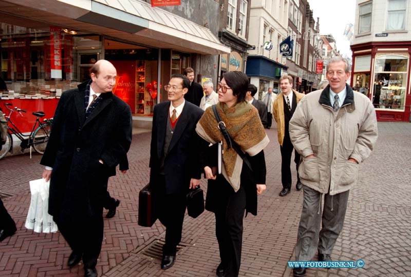 99020202.jpg - DE STEM VAN DORDT :DORDRECHT:02-01-1999:CHINNESE MENSEN OP BEzOEK BIJ DE GEMEENTE DORDRECHT  ZE BEKIJKEN DE STAD SCHEFFERSPLEIN.Deze digitale foto blijft eigendom van FOTOPERSBURO BUSINK. Wij hanteren de voorwaarden van het N.V.F. en N.V.J. Gebruik van deze foto impliceert dat u bekend bent  en akkoord gaat met deze voorwaarden bij publicatie.EB/ETIENNE BUSINK