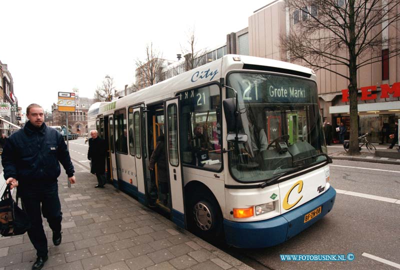 99020205.jpg - NETWERK/STADSVERVOER :DORDRECHT:02-02-1999:DEZE CITYBUSSEN ZULLEN IN DE TOEKOMST MOGELIJK UIT HET STADSBEELD VERDWIJNEN.FOTO ACHTEROM DORDRECHTDeze digitale foto blijft eigendom van FOTOPERSBURO BUSINK. Wij hanteren de voorwaarden van het N.V.F. en N.V.J. Gebruik van deze foto impliceert dat u bekend bent  en akkoord gaat met deze voorwaarden bij publicatie.EB/ETIENNE BUSINK