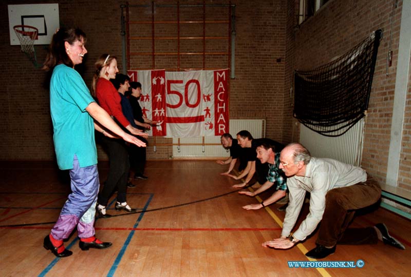 99020301.jpg - DE DORDTENAAR :DORDRECHT:03-02-1999: JOHAN DE WITT GYMNASIUM ORANJEPARKT DORDRECHT FOTO VOLKS DANSGROEP IN AKTIEDeze digitale foto blijft eigendom van FOTOPERSBURO BUSINK. Wij hanteren de voorwaarden van het N.V.F. en N.V.J. Gebruik van deze foto impliceert dat u bekend bent  en akkoord gaat met deze voorwaarden bij publicatie.EB/ETIENNE BUSINK