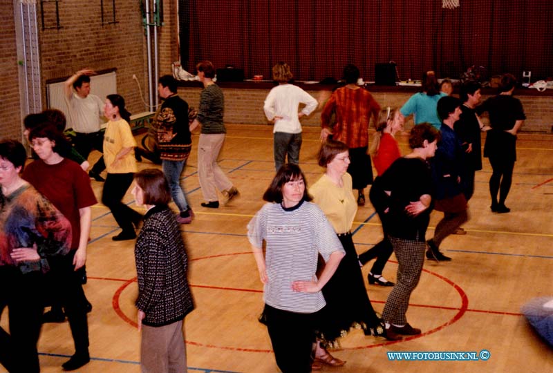 99020304.jpg - DE DORDTENAAR :DORDRECHT:03-02-1999: JOHAN DE WITT GYMNASIUM ORANJEPARKT DORDRECHT FOTO VOLKS DANSGROEP IN AKTIEDeze digitale foto blijft eigendom van FOTOPERSBURO BUSINK. Wij hanteren de voorwaarden van het N.V.F. en N.V.J. Gebruik van deze foto impliceert dat u bekend bent  en akkoord gaat met deze voorwaarden bij publicatie.EB/ETIENNE BUSINK