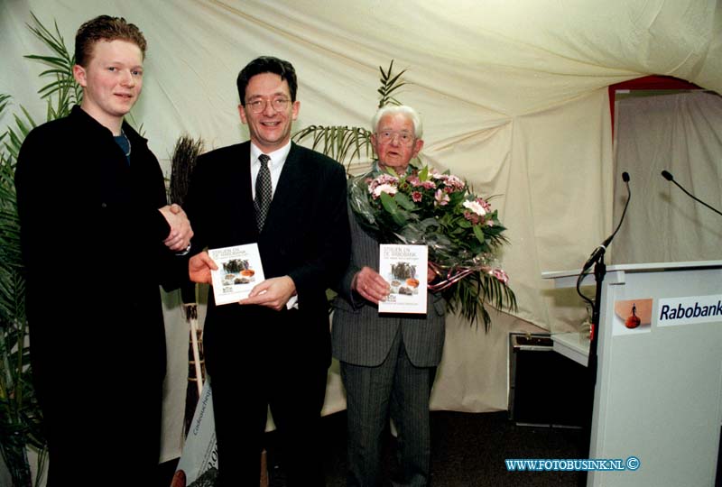 99020402.jpg - RABOBANK NEDERLAND :STRIJEN:04-02-1999:DE OUDSTE EN DE JONGSTE LID VAN RABOBANK STRIJEN KRIJGEN BOEKJE OBER 100 JAAR STRIJEN OVERHANDEIGT I.V.M. DE OPENING NA DE VERBOUWING.CODE:99K030Deze digitale foto blijft eigendom van FOTOPERSBURO BUSINK. Wij hanteren de voorwaarden van het N.V.F. en N.V.J. Gebruik van deze foto impliceert dat u bekend bent  en akkoord gaat met deze voorwaarden bij publicatie.EB/ETIENNE BUSINK