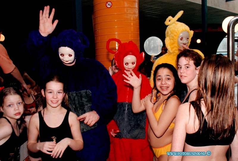 99020601.jpg - DE DORDTENAAR :ZWIJNDRECHT:06-02-1999:DE TELETUBIES WAREN IN ZWEMBAD DE HOGE DEVEL DE JEUGD VERDRONG  ZICH OM EEN BLIK OP TE VANGEN OF EEN HANDJE TE KRIJGENDeze digitale foto blijft eigendom van FOTOPERSBURO BUSINK. Wij hanteren de voorwaarden van het N.V.F. en N.V.J. Gebruik van deze foto impliceert dat u bekend bent  en akkoord gaat met deze voorwaarden bij publicatie.EB/ETIENNE BUSINK