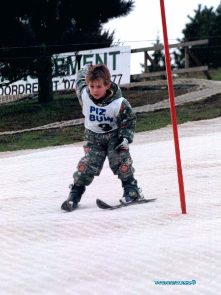 99020603.jpg - DE DORDTENAAR :DORDRECHT:06-02-1999:SKI CENTRUM DRECHTSTEDEN VOGELAARSWEG DORDTRECHT VOORRONDE SCHOLIERENKAMPIOENSCHAPEN ALPINESKIENDeze digitale foto blijft eigendom van FOTOPERSBURO BUSINK. Wij hanteren de voorwaarden van het N.V.F. en N.V.J. Gebruik van deze foto impliceert dat u bekend bent  en akkoord gaat met deze voorwaarden bij publicatie.EB/ETIENNE BUSINK