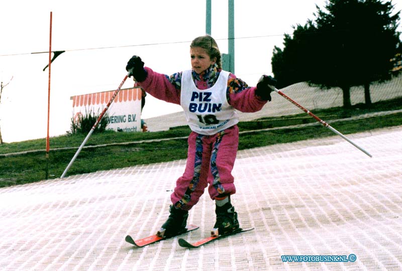 99020605.jpg - DE DORDTENAAR :DORDRECHT:06-02-1999:SKI CENTRUM DRECHTSTEDEN VOGELAARSWEG DORDTRECHT VOORRONDE SCHOLIERENKAMPIOENSCHAPEN ALPINESKIENDeze digitale foto blijft eigendom van FOTOPERSBURO BUSINK. Wij hanteren de voorwaarden van het N.V.F. en N.V.J. Gebruik van deze foto impliceert dat u bekend bent  en akkoord gaat met deze voorwaarden bij publicatie.EB/ETIENNE BUSINK