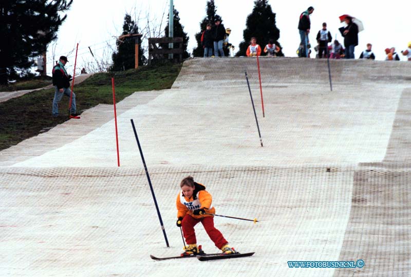 99020606.jpg - DE DORDTENAAR :DORDRECHT:06-02-1999:SKI CENTRUM DRECHTSTEDEN VOGELAARSWEG DORDTRECHT VOORRONDE SCHOLIERENKAMPIOENSCHAPEN ALPINESKIENDeze digitale foto blijft eigendom van FOTOPERSBURO BUSINK. Wij hanteren de voorwaarden van het N.V.F. en N.V.J. Gebruik van deze foto impliceert dat u bekend bent  en akkoord gaat met deze voorwaarden bij publicatie.EB/ETIENNE BUSINK