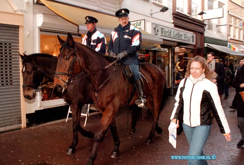 99020607.jpg - DE STEM VAN DORDT :DORDRECHT:06-02-1999:POLITIE PAARDEN IN DORDTSE BINNENSTAD VOORSTRAATDeze digitale foto blijft eigendom van FOTOPERSBURO BUSINK. Wij hanteren de voorwaarden van het N.V.F. en N.V.J. Gebruik van deze foto impliceert dat u bekend bent  en akkoord gaat met deze voorwaarden bij publicatie.EB/ETIENNE BUSINK