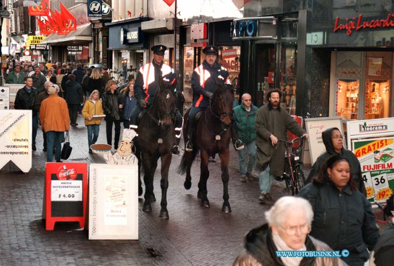 99020608.jpg - DE STEM VAN DORDT :DORDRECHT:06-02-1999:POLITIE PAARDEN IN DORDTSE BINNENSTAD VOORSTRAATDeze digitale foto blijft eigendom van FOTOPERSBURO BUSINK. Wij hanteren de voorwaarden van het N.V.F. en N.V.J. Gebruik van deze foto impliceert dat u bekend bent  en akkoord gaat met deze voorwaarden bij publicatie.EB/ETIENNE BUSINK