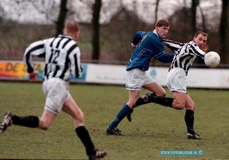 99020701.jpg - DE DORDTENAAR :PUTTERSHOEK:07-02-1999:VOETBAL WEDSTRIJD TUSSEN PUTTERSHOEK EN EBOHDeze digitale foto blijft eigendom van FOTOPERSBURO BUSINK. Wij hanteren de voorwaarden van het N.V.F. en N.V.J. Gebruik van deze foto impliceert dat u bekend bent  en akkoord gaat met deze voorwaarden bij publicatie.EB/ETIENNE BUSINK