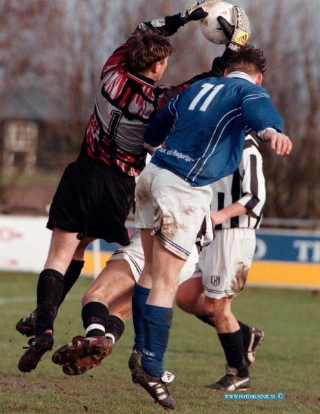 99020702.jpg - DE DORDTENAAR :PUTTERSHOEK:07-02-1999:VOETBAL WEDSTRIJD TUSSEN PUTTERSHOEK EN EBOHDeze digitale foto blijft eigendom van FOTOPERSBURO BUSINK. Wij hanteren de voorwaarden van het N.V.F. en N.V.J. Gebruik van deze foto impliceert dat u bekend bent  en akkoord gaat met deze voorwaarden bij publicatie.EB/ETIENNE BUSINK