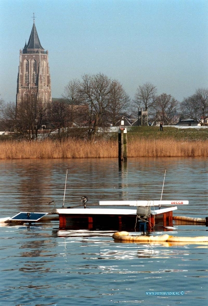 99020901.jpg - WFA :GORINCHEM:09-02-1999: VANMORGEN ISIN DE VLUCHTHAVEN VAN GORINCHEM HET MOTERVRACHTSCHIP ARENA GEZONKEN HET MET 1110 TON ROLLEN STAALDRAAD GELADEN SCHIP LAG IN DE HAVEN AFGEMEERD HET MOTERSCHIP NOMADIS RAMDE TIJDENS HET VERLATEN VAN DE HAVEN DE ARENA EN TROK DEZE AAN DE ZIJKANT VAN HET LAADRUIM  OPEN ZODAT HET SCHIP VOLLIEP MET WATER EN ZONK.ER DEDEN ZICH GEEN PERSONLIJKE ONGELIJKEN VOOR.DE FAM IS TIJDELIJK OPGEVANGEN DOOR BURO SLACHTOFFERHULP.Deze digitale foto blijft eigendom van FOTOPERSBURO BUSINK. Wij hanteren de voorwaarden van het N.V.F. en N.V.J. Gebruik van deze foto impliceert dat u bekend bent  en akkoord gaat met deze voorwaarden bij publicatie.EB/ETIENNE BUSINK