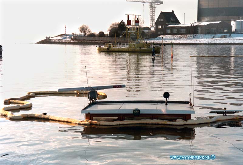 99020902.jpg - WFA :GORINCHEM:09-02-1999: VANMORGEN ISIN DE VLUCHTHAVEN VAN GORINCHEM HET MOTERVRACHTSCHIP ARENA GEZONKEN HET MET 1110 TON ROLLEN STAALDRAAD GELADEN SCHIP LAG IN DE HAVEN AFGEMEERD HET MOTERSCHIP NOMADIS RAMDE TIJDENS HET VERLATEN VAN DE HAVEN DE ARENA EN TROK DEZE AAN DE ZIJKANT VAN HET LAADRUIM  OPEN ZODAT HET SCHIP VOLLIEP MET WATER EN ZONK.ER DEDEN ZICH GEEN PERSONLIJKE ONGELIJKEN VOOR.DE FAM IS TIJDELIJK OPGEVANGEN DOOR BURO SLACHTOFFERHULP.Deze digitale foto blijft eigendom van FOTOPERSBURO BUSINK. Wij hanteren de voorwaarden van het N.V.F. en N.V.J. Gebruik van deze foto impliceert dat u bekend bent  en akkoord gaat met deze voorwaarden bij publicatie.EB/ETIENNE BUSINK