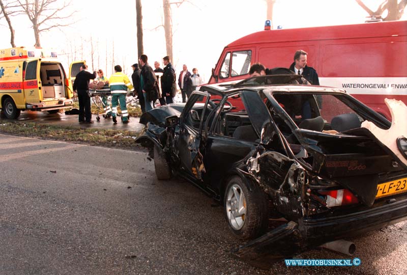 99020903.jpg - WFA :DORDRECHT:09-02-1999:DE BESTUURDER VAN DEZE AUTO REED VEELTE HARD OP DE PROVINCIALEWEG TE DORDRECHT IN DICHTE MIST EN MET DEZE GLADHEID RAMDE HIJ EEN BOOM DRAAIDE ROND EN REED TEGEN EEN TWEEDE BOOM EN WERDT 20 METER VERDER GELANCEERD IN EEN SLOOT.DE BESTUURDER WAS ZWAAR GEWOND. Deze digitale foto blijft eigendom van FOTOPERSBURO BUSINK. Wij hanteren de voorwaarden van het N.V.F. en N.V.J. Gebruik van deze foto impliceert dat u bekend bent  en akkoord gaat met deze voorwaarden bij publicatie.EB/ETIENNE BUSINK