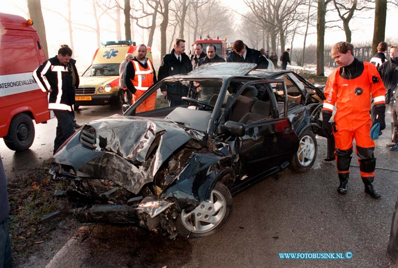 99020904.jpg - WFA :DORDRECHT:09-02-1999:DE BESTUURDER VAN DEZE AUTO REED VEELTE HARD OP DE PROVINCIALEWEG TE DORDRECHT IN DICHTE MIST EN MET DEZE GLADHEID RAMDE HIJ EEN BOOM DRAAIDE ROND EN REED TEGEN EEN TWEEDE BOOM EN WERDT 20 METER VERDER GELANCEERD IN EEN SLOOT.DE BESTUURDER WAS ZWAAR GEWOND. Deze digitale foto blijft eigendom van FOTOPERSBURO BUSINK. Wij hanteren de voorwaarden van het N.V.F. en N.V.J. Gebruik van deze foto impliceert dat u bekend bent  en akkoord gaat met deze voorwaarden bij publicatie.EB/ETIENNE BUSINK