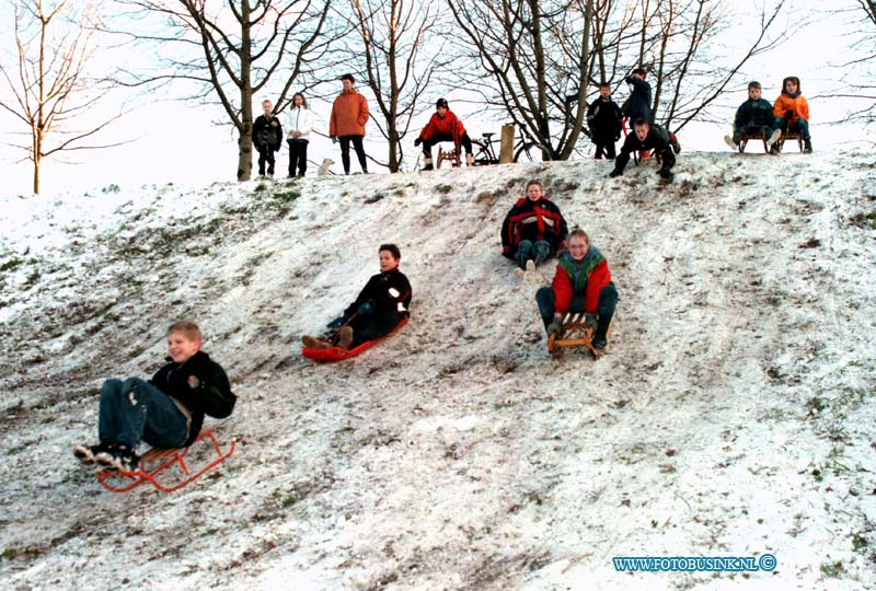 99020905.jpg - DE STEM VAN DORDT :PAPENDRECHT:09-02-1999:WILLEMDREESLAAN ZIJN DE KINDEREN VOL OP VAN DE WINTER PERT SNEEUW EN SLEEEN VAN DE DIJKDeze digitale foto blijft eigendom van FOTOPERSBURO BUSINK. Wij hanteren de voorwaarden van het N.V.F. en N.V.J. Gebruik van deze foto impliceert dat u bekend bent  en akkoord gaat met deze voorwaarden bij publicatie.EB/ETIENNE BUSINK