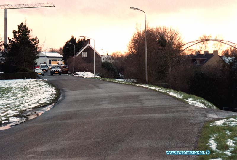 99020906.jpg - DE DORDTENAAR :PAPENDRECHT:09-02-1999:DE DIJKVERZWAARING VAN DE VISSCHERSBUURT.Deze digitale foto blijft eigendom van FOTOPERSBURO BUSINK. Wij hanteren de voorwaarden van het N.V.F. en N.V.J. Gebruik van deze foto impliceert dat u bekend bent  en akkoord gaat met deze voorwaarden bij publicatie.EB/ETIENNE BUSINK