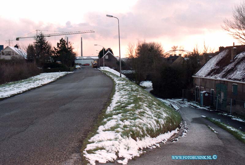 99020907.jpg - DE DORDTENAAR :PAPENDRECHT:09-02-1999:DE DIJKVERZWAARING VAN DE VISSCHERSBUURT.Deze digitale foto blijft eigendom van FOTOPERSBURO BUSINK. Wij hanteren de voorwaarden van het N.V.F. en N.V.J. Gebruik van deze foto impliceert dat u bekend bent  en akkoord gaat met deze voorwaarden bij publicatie.EB/ETIENNE BUSINK