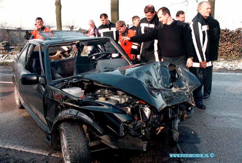 99020912.jpg - HET ROTTERDAMS DAGBLAD:DORDRECHT:09-02-1999:DE BESTUURDER VAN DEZE AUTO REED VEELTE HARD OP DE PROVINCIALEWEG TE DORDRECHT IN DICHTE MIST EN MET DEZE GLADHEID RAMDE HIJ EEN BOOM DRAAIDE ROND EN REED TEGEN EEN TWEEDE BOOM EN WERDT 20 METER VERDER GELANCEERD IN EEN SLOOT.DE BESTUURDER WAS ZWAAR GEWOND. Deze digitale foto blijft eigendom van FOTOPERSBURO BUSINK. Wij hanteren de voorwaarden van het N.V.F. en N.V.J. Gebruik van deze foto impliceert dat u bekend bent  en akkoord gaat met deze voorwaarden bij publicatie.EB/ETIENNE BUSINK