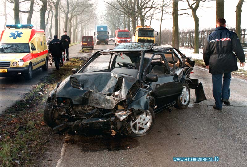 99020913.jpg - HET ROTTERDAMS DAGBLAD :DORDRECHT:09-02-1999:DE BESTUURDER VAN DEZE AUTO REED VEELTE HARD OP DE PROVINCIALEWEG TE DORDRECHT IN DICHTE MIST EN MET DEZE GLADHEID RAMDE HIJ EEN BOOM DRAAIDE ROND EN REED TEGEN EEN TWEEDE BOOM EN WERDT 20 METER VERDER GELANCEERD IN EEN SLOOT.DE BESTUURDER WAS ZWAAR GEWOND. Deze digitale foto blijft eigendom van FOTOPERSBURO BUSINK. Wij hanteren de voorwaarden van het N.V.F. en N.V.J. Gebruik van deze foto impliceert dat u bekend bent  en akkoord gaat met deze voorwaarden bij publicatie.EB/ETIENNE BUSINK