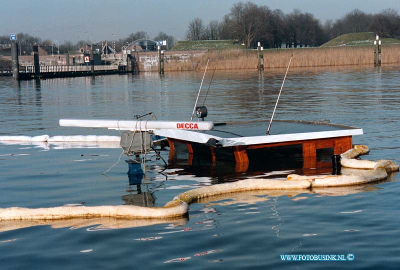 99020915.jpg - HET ROTTERDAMS DAGBLAD:GORINCHEM:09-02-1999: VANMORGEN ISIN DE VLUCHTHAVEN VAN GORINCHEM HET MOTERVRACHTSCHIP ARENA GEZONKEN HET MET 1110 TON ROLLEN STAALDRAAD GELADEN SCHIP LAG IN DE HAVEN AFGEMEERD HET MOTERSCHIP NOMADIS RAMDE TIJDENS HET VERLATEN VAN DE HAVEN DE ARENA EN TROK DEZE AAN DE ZIJKANT VAN HET LAADRUIM  OPEN ZODAT HET SCHIP VOLLIEP MET WATER EN ZONK.ER DEDEN ZICH GEEN PERSONLIJKE ONGELIJKEN VOOR.DE FAM IS TIJDELIJK OPGEVANGEN DOOR BURO SLACHTOFFERHULP.Deze digitale foto blijft eigendom van FOTOPERSBURO BUSINK. Wij hanteren de voorwaarden van het N.V.F. en N.V.J. Gebruik van deze foto impliceert dat u bekend bent  en akkoord gaat met deze voorwaarden bij publicatie.EB/ETIENNE BUSINK