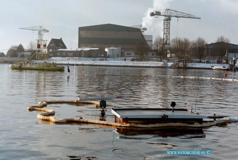 99020916.jpg - DE SCHUTTEVEAR :GORINCHEM:09-02-1999: VANMORGEN ISIN DE VLUCHTHAVEN VAN GORINCHEM HET MOTERVRACHTSCHIP ARENA GEZONKEN HET MET 1110 TON ROLLEN STAALDRAAD GELADEN SCHIP LAG IN DE HAVEN AFGEMEERD HET MOTERSCHIP NOMADIS RAMDE TIJDENS HET VERLATEN VAN DE HAVEN DE ARENA EN TROK DEZE AAN DE ZIJKANT VAN HET LAADRUIM  OPEN ZODAT HET SCHIP VOLLIEP MET WATER EN ZONK.ER DEDEN ZICH GEEN PERSONLIJKE ONGELIJKEN VOOR.DE FAM IS TIJDELIJK OPGEVANGEN DOOR BURO SLACHTOFFERHULP.Deze digitale foto blijft eigendom van FOTOPERSBURO BUSINK. Wij hanteren de voorwaarden van het N.V.F. en N.V.J. Gebruik van deze foto impliceert dat u bekend bent  en akkoord gaat met deze voorwaarden bij publicatie.EB/ETIENNE BUSINK