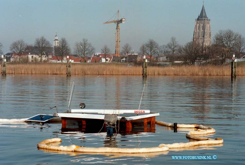 99020917.jpg - WFA :GORINCHEM:09-02-1999: VANMORGEN ISIN DE VLUCHTHAVEN VAN GORINCHEM HET MOTERVRACHTSCHIP ARENA GEZONKEN HET MET 1110 TON ROLLEN STAALDRAAD GELADEN SCHIP LAG IN DE HAVEN AFGEMEERD HET MOTERSCHIP NOMADIS RAMDE TIJDENS HET VERLATEN VAN DE HAVEN DE ARENA EN TROK DEZE AAN DE ZIJKANT VAN HET LAADRUIM  OPEN ZODAT HET SCHIP VOLLIEP MET WATER EN ZONK.ER DEDEN ZICH GEEN PERSONLIJKE ONGELIJKEN VOOR.DE FAM IS TIJDELIJK OPGEVANGEN DOOR BURO SLACHTOFFERHULP.Deze digitale foto blijft eigendom van FOTOPERSBURO BUSINK. Wij hanteren de voorwaarden van het N.V.F. en N.V.J. Gebruik van deze foto impliceert dat u bekend bent  en akkoord gaat met deze voorwaarden bij publicatie.EB/ETIENNE BUSINK