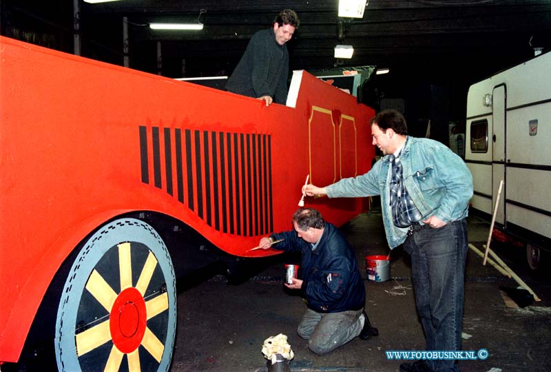 99020918.jpg - DE DORDTENAAR :DORDRECHT:09-02-1999: KILKADE 2E HEK RECHTS LAASTE LOODSA DHR V/D LOGT MET ANDERE AAN HET BOUWEN CARNEVALSWAGEN MERWEKRABBERS VOOR OPTOCHTDeze digitale foto blijft eigendom van FOTOPERSBURO BUSINK. Wij hanteren de voorwaarden van het N.V.F. en N.V.J. Gebruik van deze foto impliceert dat u bekend bent  en akkoord gaat met deze voorwaarden bij publicatie.EB/ETIENNE BUSINK