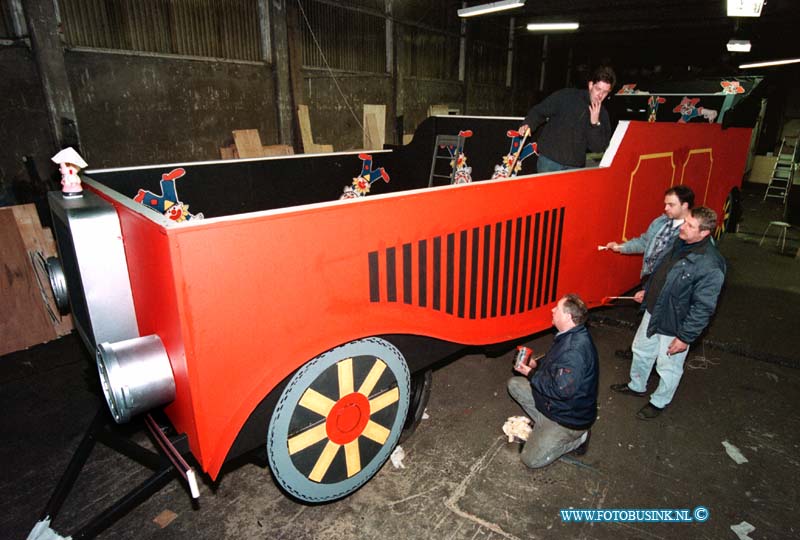 99020919.jpg - DE DORDTENAAR :DORDRECHT:09-02-1999: KILKADE 2E HEK RECHTS LAASTE LOODSA DHR V/D LOGT MET ANDERE AAN HET BOUWEN CARNEVALSWAGEN MERWEKRABBERS VOOR OPTOCHTDeze digitale foto blijft eigendom van FOTOPERSBURO BUSINK. Wij hanteren de voorwaarden van het N.V.F. en N.V.J. Gebruik van deze foto impliceert dat u bekend bent  en akkoord gaat met deze voorwaarden bij publicatie.EB/ETIENNE BUSINK