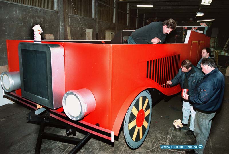 99020920.jpg - DE DORDTENAAR :DORDRECHT:09-02-1999: KILKADE 2E HEK RECHTS LAASTE LOODSA DHR V/D LOGT MET ANDERE AAN HET BOUWEN CARNEVALSWAGEN MERWEKRABBERS VOOR OPTOCHTDeze digitale foto blijft eigendom van FOTOPERSBURO BUSINK. Wij hanteren de voorwaarden van het N.V.F. en N.V.J. Gebruik van deze foto impliceert dat u bekend bent  en akkoord gaat met deze voorwaarden bij publicatie.EB/ETIENNE BUSINK