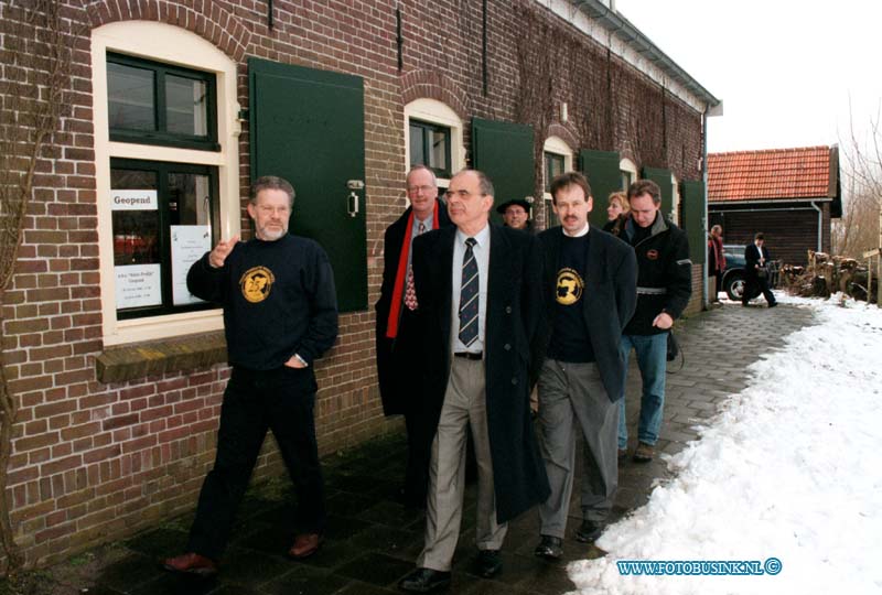 99021003.jpg - MINISTER PRONK KLEIN PROFIJT :OUD BEYERLAND:10-02-1999:MINISTER PRONK TOUR ZUID HOLLANDOUD BEYERLAND NATUURCENTRUM DE KLEIN PROFIJT AAN HET ZALM PAD ONTVING VANDAAG MINISTER PRONK OM PRONK DOOR HET GEBEID ROND TE LEIDEN.Deze digitale foto blijft eigendom van FOTOPERSBURO BUSINK. Wij hanteren de voorwaarden van het N.V.F. en N.V.J. Gebruik van deze foto impliceert dat u bekend bent  en akkoord gaat met deze voorwaarden bij publicatie.EB/ETIENNE BUSINK