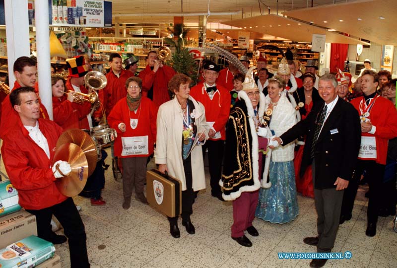 99021101.jpg - DE DORDTENAAR :GORINCHEM:11-02-1999:50 BOERENKIELEN OVERHANDIGT AAN CARNAVLS VERENEGINGDeze digitale foto blijft eigendom van FOTOPERSBURO BUSINK. Wij hanteren de voorwaarden van het N.V.F. en N.V.J. Gebruik van deze foto impliceert dat u bekend bent  en akkoord gaat met deze voorwaarden bij publicatie.EB/ETIENNE BUSINK