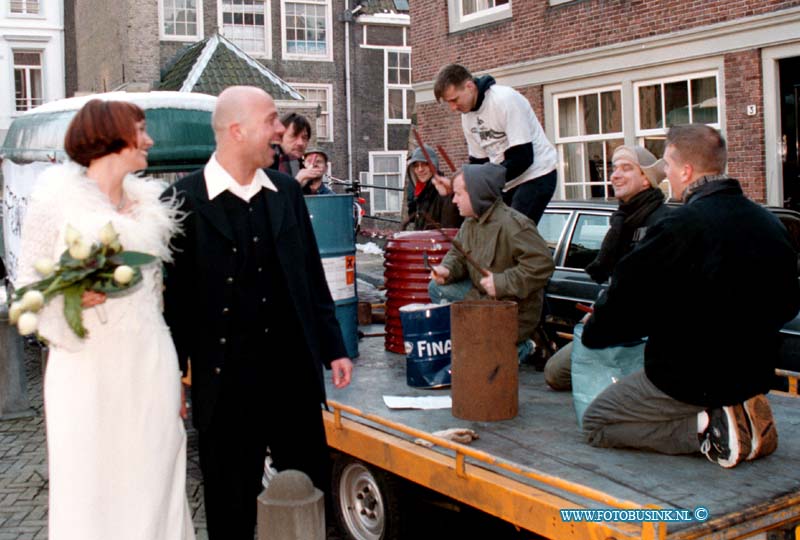 99021107.jpg - DE DORDTENAAR :DORDRECHT:11-02-1999:STADHUIS HUWELIJK KUITERSD EN DONKEVOORDT MET HAVE MATAELBEND OP STADHUISPLEINDeze digitale foto blijft eigendom van FOTOPERSBURO BUSINK. Wij hanteren de voorwaarden van het N.V.F. en N.V.J. Gebruik van deze foto impliceert dat u bekend bent  en akkoord gaat met deze voorwaarden bij publicatie.EB/ETIENNE BUSINK