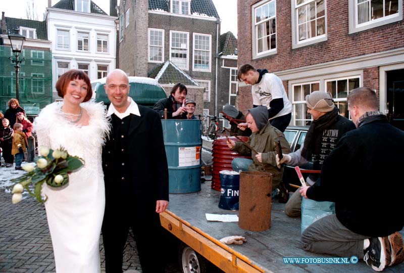 99021108.jpg - DE DORDTENAAR :DORDRECHT:11-02-1999:STADHUIS HUWELIJK KUITERSD EN DONKEVOORDT MET HAVE MATAELBEND OP STADHUISPLEINDeze digitale foto blijft eigendom van FOTOPERSBURO BUSINK. Wij hanteren de voorwaarden van het N.V.F. en N.V.J. Gebruik van deze foto impliceert dat u bekend bent  en akkoord gaat met deze voorwaarden bij publicatie.EB/ETIENNE BUSINK