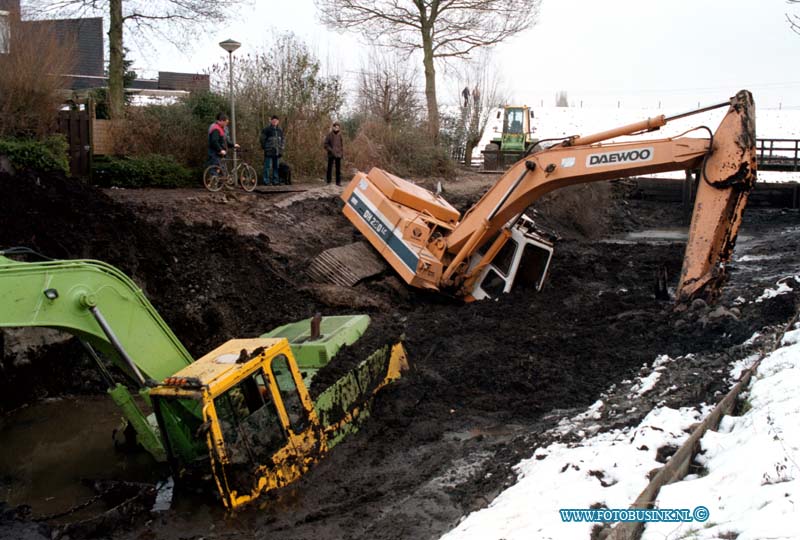 99021109.jpg - DE DORDTENAAR :DORDRECHT:11-02-1999;TWEE BAGGER HIJKRAANEN VERDWENEN IN DE SLOOT NABIJ DE PIJNENBURG IN STERRENBURG  TIJDENS HET UITBAGGERENBRAK EEN BALK DIE HET WATER  EN BLUBBER MOET TEGEN HOUDEN EN EENE KRAAN WILDE DE ANDRE HELPEN AAR DIT MISLUKTE EN ZATTEN ZE BEIDE VAST IN DE SLOOT T/H WIELDRECHTSEZEEDIJK. Deze digitale foto blijft eigendom van FOTOPERSBURO BUSINK. Wij hanteren de voorwaarden van het N.V.F. en N.V.J. Gebruik van deze foto impliceert dat u bekend bent  en akkoord gaat met deze voorwaarden bij publicatie.EB/ETIENNE BUSINK