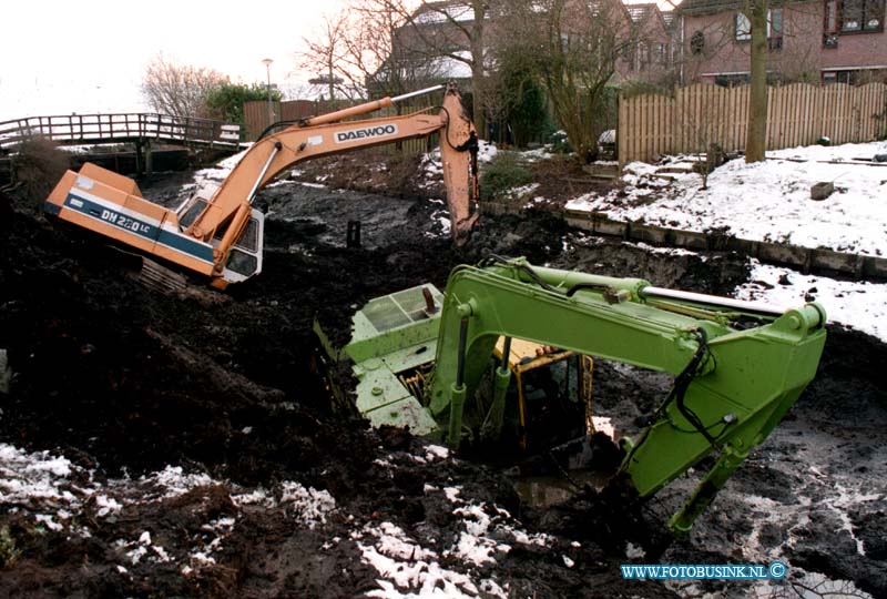 99021110.jpg - DE DORDTENAAR :DORDRECHT:11-02-1999;TWEE BAGGER HIJKRAANEN VERDWENEN IN DE SLOOT NABIJ DE PIJNENBURG IN STERRENBURG  TIJDENS HET UITBAGGERENBRAK EEN BALK DIE HET WATER  EN BLUBBER MOET TEGEN HOUDEN EN EENE KRAAN WILDE DE ANDRE HELPEN AAR DIT MISLUKTE EN ZATTEN ZE BEIDE VAST IN DE SLOOT T/H WIELDRECHTSEZEEDIJK. Deze digitale foto blijft eigendom van FOTOPERSBURO BUSINK. Wij hanteren de voorwaarden van het N.V.F. en N.V.J. Gebruik van deze foto impliceert dat u bekend bent  en akkoord gaat met deze voorwaarden bij publicatie.EB/ETIENNE BUSINK