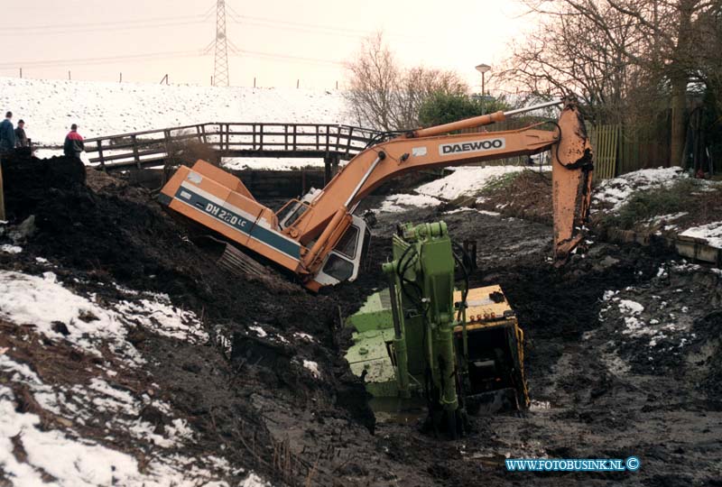 99021111.jpg - DE STEM VAN DORDT ::DORDRECHT:11-02-1999;TWEE BAGGER HIJKRAANEN VERDWENEN IN DE SLOOT NABIJ DE PIJNENBURG IN STERRENBURG  TIJDENS HET UITBAGGERENBRAK EEN BALK DIE HET WATER  EN BLUBBER MOET TEGEN HOUDEN EN EENE KRAAN WILDE DE ANDRE HELPEN AAR DIT MISLUKTE EN ZATTEN ZE BEIDE VAST IN DE SLOOT T/H WIELDRECHTSEZEEDIJK. Deze digitale foto blijft eigendom van FOTOPERSBURO BUSINK. Wij hanteren de voorwaarden van het N.V.F. en N.V.J. Gebruik van deze foto impliceert dat u bekend bent  en akkoord gaat met deze voorwaarden bij publicatie.EB/ETIENNE BUSINK