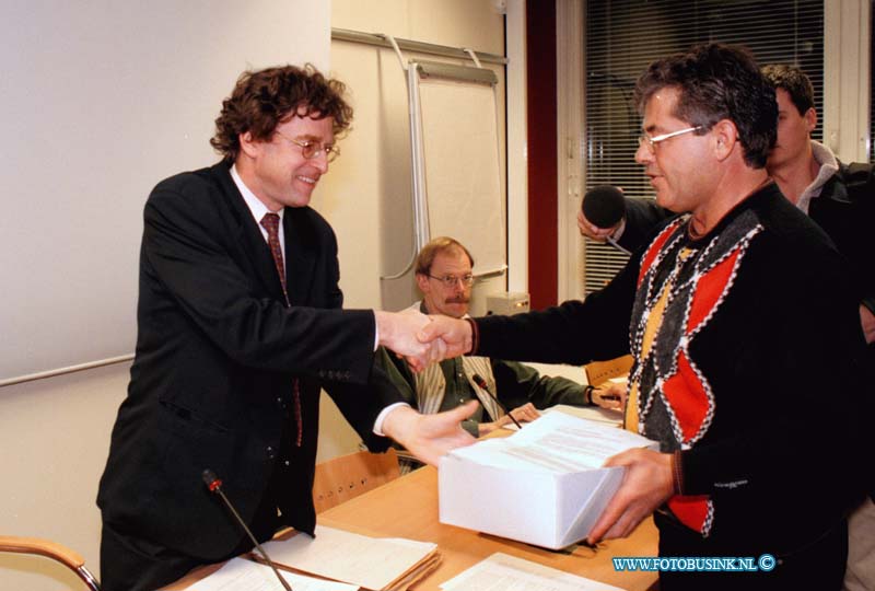 99021113.jpg - DE STEM VAN DORDT :DORDRECHT:11-02-1999:STADHUIS HANDTEKENING OVERHANDEGING AKTIE BEHOUD WOONWAGENKAMP DORDRECHT WIELDRECHTSEZEEDIJK AAN  GEMEENT RAAD TIJDENS VERGADERINGDeze digitale foto blijft eigendom van FOTOPERSBURO BUSINK. Wij hanteren de voorwaarden van het N.V.F. en N.V.J. Gebruik van deze foto impliceert dat u bekend bent  en akkoord gaat met deze voorwaarden bij publicatie.EB/ETIENNE BUSINK