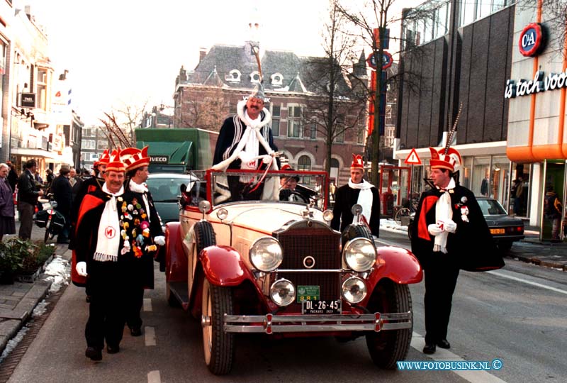 99021201.jpg - DE DORDTENAAR :DORDRECHT:12-02-1999:PRINS CARNAVAL TREK DOOR DE DORDTSE BINNENSTAD MET OUDE WAGEN NADAT HIJ IS GEKOMEN MET DE CITYBUS.Deze digitale foto blijft eigendom van FOTOPERSBURO BUSINK. Wij hanteren de voorwaarden van het N.V.F. en N.V.J. Gebruik van deze foto impliceert dat u bekend bent  en akkoord gaat met deze voorwaarden bij publicatie.EB/ETIENNE BUSINK