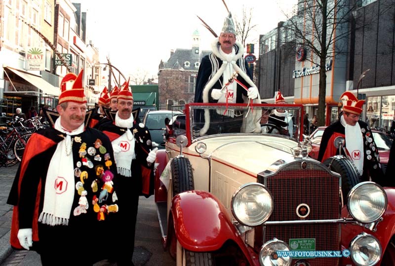 99021202.jpg - DE DORDTENAAR :DORDRECHT:12-02-1999:PRINS CARNAVAL TREK DOOR DE DORDTSE BINNENSTAD MET OUDE WAGEN NADAT HIJ IS GEKOMEN MET DE CITYBUS.Deze digitale foto blijft eigendom van FOTOPERSBURO BUSINK. Wij hanteren de voorwaarden van het N.V.F. en N.V.J. Gebruik van deze foto impliceert dat u bekend bent  en akkoord gaat met deze voorwaarden bij publicatie.EB/ETIENNE BUSINK