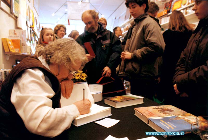 99021303.jpg - DE DORDTENAAR :DORDRECHT:13-02-1999:BOEKENWINKEL DE GIRAF GROEMARKT 42 SCHRIJFSTER THEA BECKMAN SIGNEERT BOEKENDeze digitale foto blijft eigendom van FOTOPERSBURO BUSINK. Wij hanteren de voorwaarden van het N.V.F. en N.V.J. Gebruik van deze foto impliceert dat u bekend bent  en akkoord gaat met deze voorwaarden bij publicatie.EB/ETIENNE BUSINK