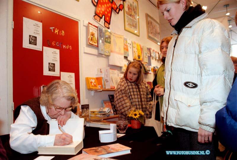 99021304.jpg - DE DORDTENAAR :DORDRECHT:13-02-1999:BOEKENWINKEL DE GIRAF GROEMARKT 42 SCHRIJFSTER THEA BECKMAN SIGNEERT BOEKENDeze digitale foto blijft eigendom van FOTOPERSBURO BUSINK. Wij hanteren de voorwaarden van het N.V.F. en N.V.J. Gebruik van deze foto impliceert dat u bekend bent  en akkoord gaat met deze voorwaarden bij publicatie.EB/ETIENNE BUSINK