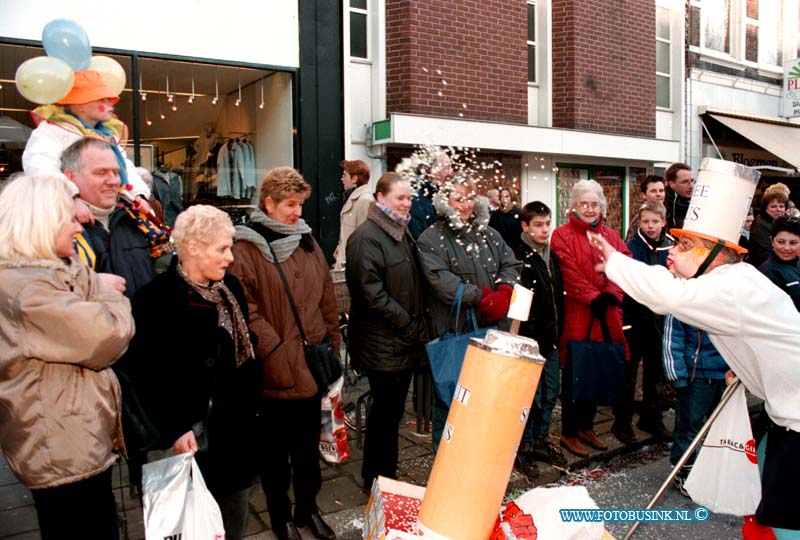 99021308.jpg - DE DORDTENAAR :DORDRECHT:13-02-1999:DE DORDTSE CARNAVALS OPTOCHT IN HET CENTRUM.Deze digitale foto blijft eigendom van FOTOPERSBURO BUSINK. Wij hanteren de voorwaarden van het N.V.F. en N.V.J. Gebruik van deze foto impliceert dat u bekend bent  en akkoord gaat met deze voorwaarden bij publicatie.EB/ETIENNE BUSINK