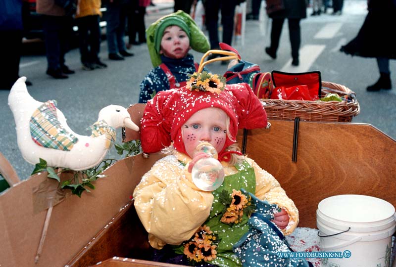 99021309.jpg - DE DORDTENAAR :DORDRECHT:13-02-1999:DE DORDTSE CARNAVALS OPTOCHT IN HET CENTRUM.Deze digitale foto blijft eigendom van FOTOPERSBURO BUSINK. Wij hanteren de voorwaarden van het N.V.F. en N.V.J. Gebruik van deze foto impliceert dat u bekend bent  en akkoord gaat met deze voorwaarden bij publicatie.EB/ETIENNE BUSINK