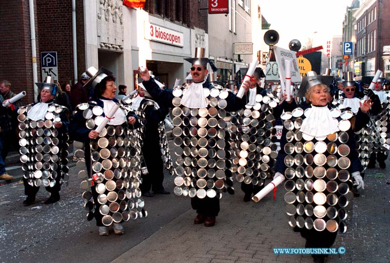 99021312.jpg - DE DORDTENAAR :DORDRECHT:13-02-1999:DE DORDTSE CARNAVALS OPTOCHT IN HET CENTRUM.Deze digitale foto blijft eigendom van FOTOPERSBURO BUSINK. Wij hanteren de voorwaarden van het N.V.F. en N.V.J. Gebruik van deze foto impliceert dat u bekend bent  en akkoord gaat met deze voorwaarden bij publicatie.EB/ETIENNE BUSINK