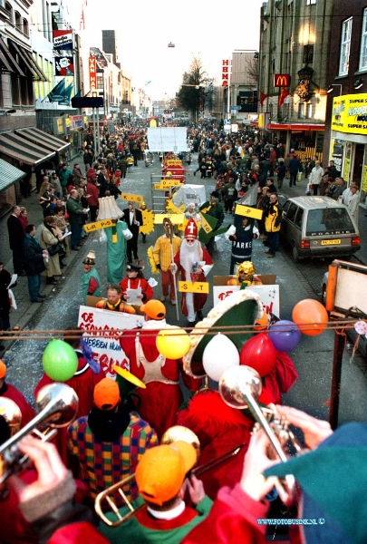 99021314.jpg - DE DORDTENAAR :DORDRECHT:13-02-1999:DE DORDTSE CARNAVALS OPTOCHT IN HET CENTRUM.Deze digitale foto blijft eigendom van FOTOPERSBURO BUSINK. Wij hanteren de voorwaarden van het N.V.F. en N.V.J. Gebruik van deze foto impliceert dat u bekend bent  en akkoord gaat met deze voorwaarden bij publicatie.EB/ETIENNE BUSINK