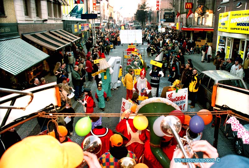 99021315.jpg - DE STEM VAN DORDT:DORDRECHT:13-02-1999:DE DORDTSE CARNAVALS OPTOCHT IN HET CENTRUM.Deze digitale foto blijft eigendom van FOTOPERSBURO BUSINK. Wij hanteren de voorwaarden van het N.V.F. en N.V.J. Gebruik van deze foto impliceert dat u bekend bent  en akkoord gaat met deze voorwaarden bij publicatie.EB/ETIENNE BUSINK