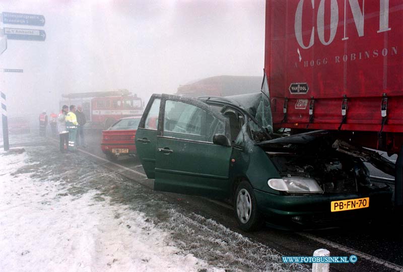 99021401.jpg - WFA :BLEK4ENSGRAAF:14-02-1999:BIJ EEN KETTING BOTSING OP DE PROVINALEWEG NABIJ BLEKKENSGRAAF EN SLIEDRECHT BOSTE DIVERSE WAGEN TEGEN EEN VRACHTAUTO IN DICHTE MIST ER RAAKT VELE MENSEN GEWOND WAAR ONDER DIVERSE KINDEREN  DE FAMILIES WAREN ONDER WEG NAAR DE KERKDIENST BIJ HET ONGEVAL RAAKTE 7 AUTO'S BETRIOKKEN MET 15 MENSEN GEWONDT.Deze digitale foto blijft eigendom van FOTOPERSBURO BUSINK. Wij hanteren de voorwaarden van het N.V.F. en N.V.J. Gebruik van deze foto impliceert dat u bekend bent  en akkoord gaat met deze voorwaarden bij publicatie.EB/ETIENNE BUSINK